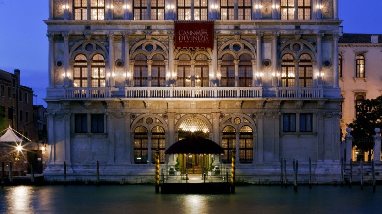 Casino di Venezia в вечерних огнях